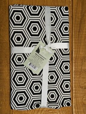 Black & White Geometric Hexagon 100% Cotton Fabric Top Drawer 1 Yard Pack NEW